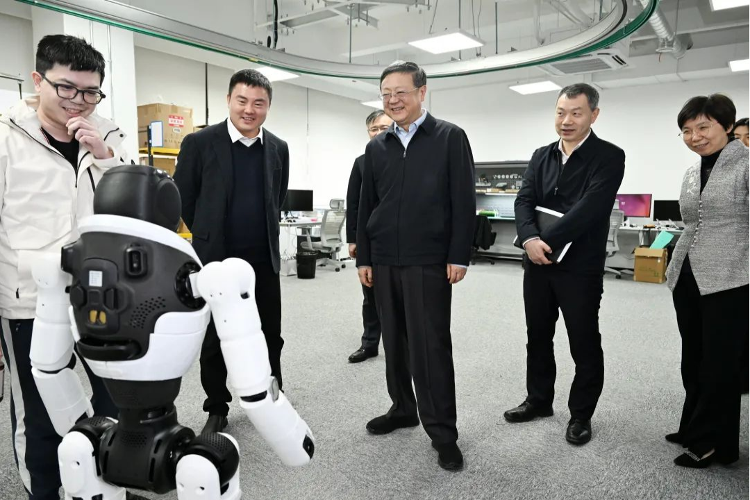 上海市委书记陈吉宁专题调研壹号平台机器人